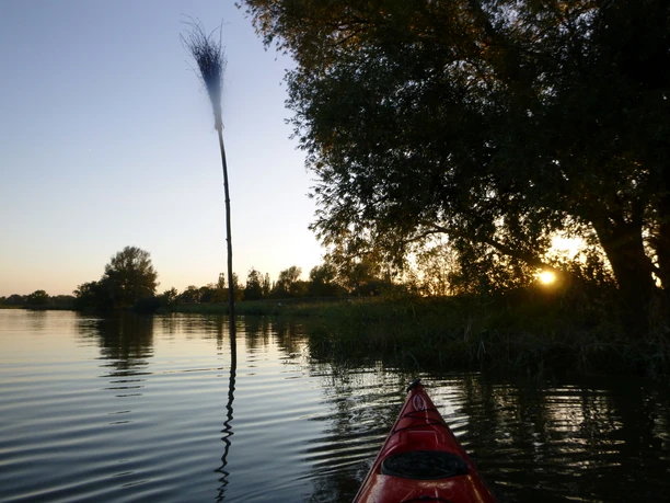 Kanufahren im Sonnenuntergang