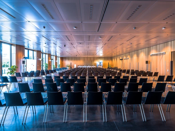 VILCO - Saal Moderner, bestuhlter Saal mit Holzvertäfelung.