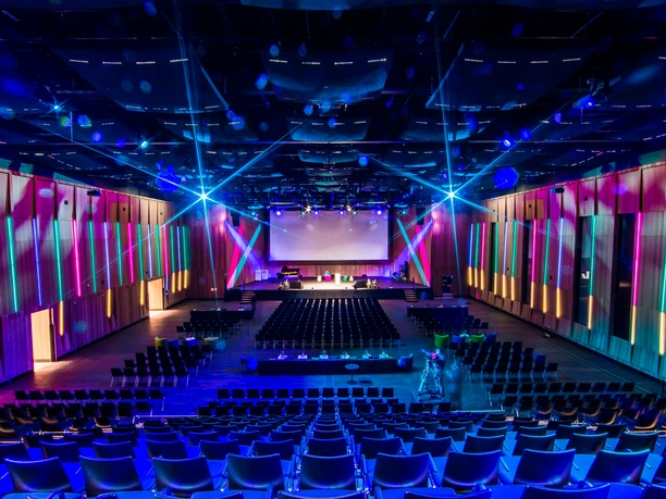 VILCO - Großer Saal Großer Saal mit Bühne und bunter Laser-Lichtshow.