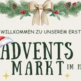 Adventsmarkt im Hof.jpeg Willkommen zu unserem ersten Adventsmarkt im Hof. Über dem Titel ist eine Tannengirlande mit roten Kugeln und einer Schleife in der Mitte zu sehen.