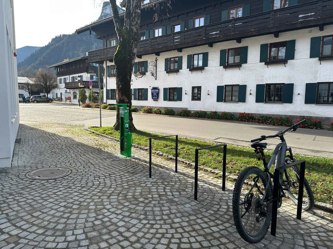 Radservicestation-Oberammergau-Tourist-Information.jpg Radservicestation und Fahrradbügel an der Tourist-Information in Oberammergau