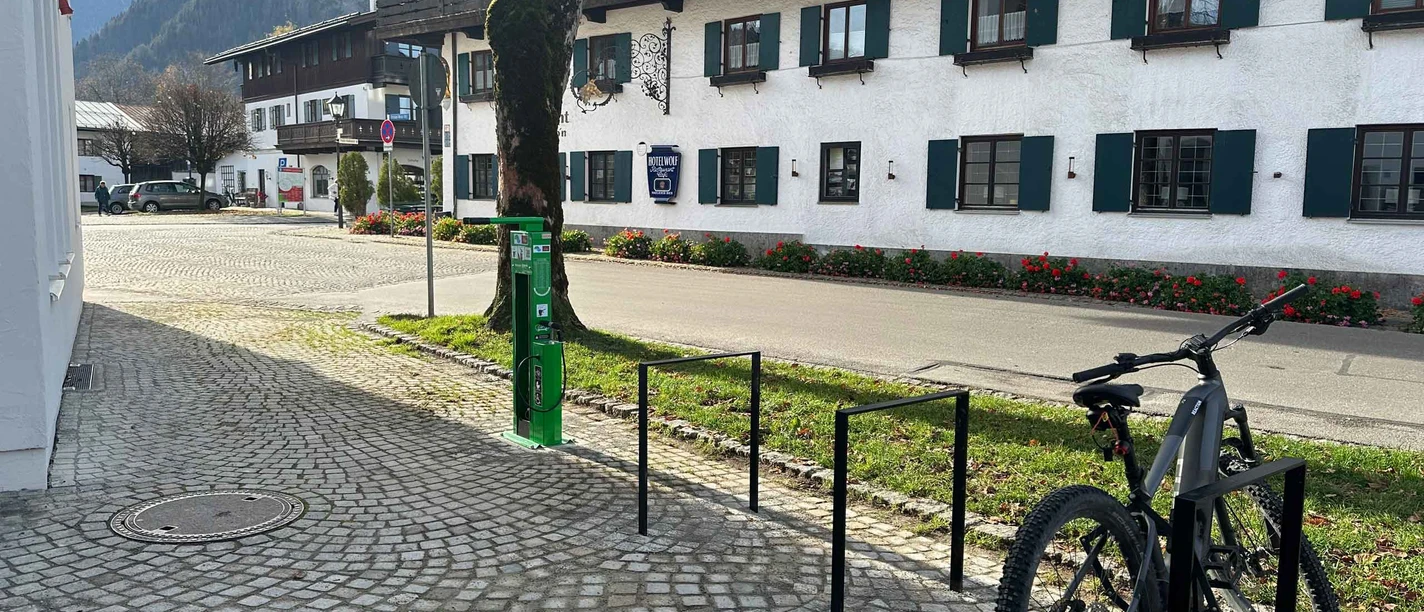 Radservicestation-Oberammergau-Tourist-Information.jpg Radservicestation und Fahrradbügel an der Tourist-Information in Oberammergau