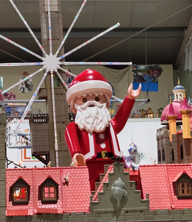 Winterzeit in Miniwelten - Weihnachtsmann im XXL-Format 2025 ©Miniwelten Lathen.jpg
