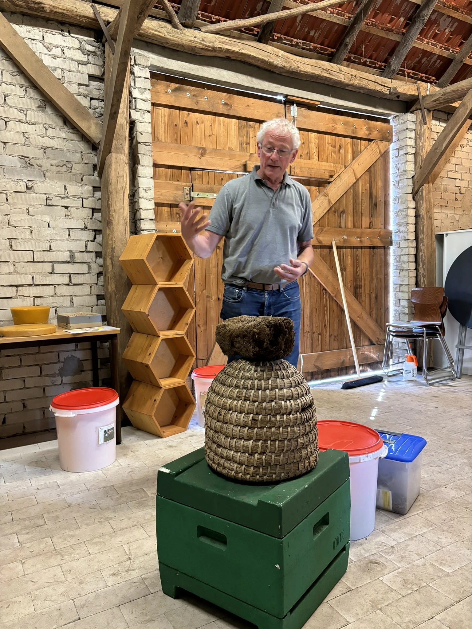 Hermann Hüsers informiert über die Imkerei.JPEG