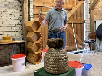 Hermann Hüsers informiert über die Imkerei.JPEG