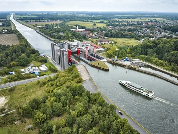Einfahrt eines Fahrgastschiffel in die Schleuse