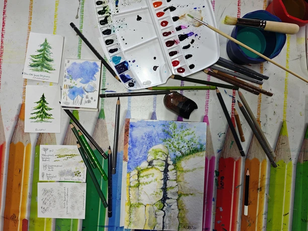 Atelier Tisch mit Farben und Bildern