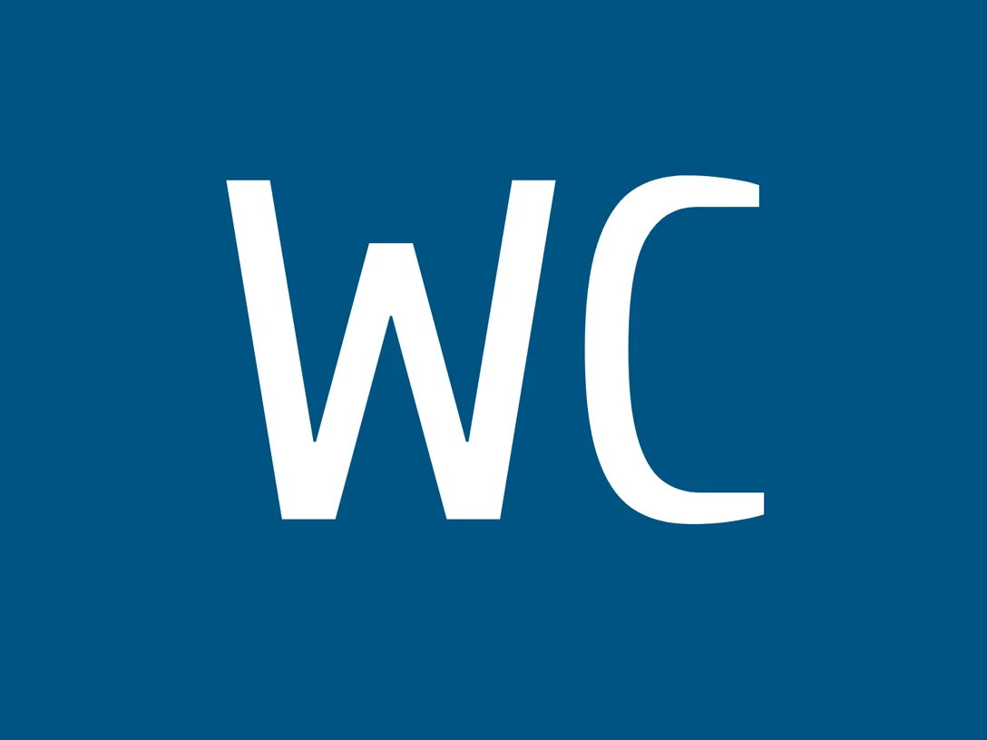 WC Weißes WC-Symbol auf blauem Hintergrund als Hinweisschild für eine öffentliche Toilette.