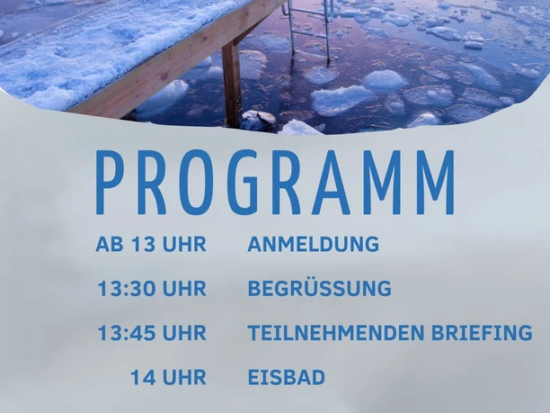 Eisbaden Programm Silvester 2025.jpg Verschneiter Steg führt in einen zugefrorenen See bei Sonnenuntergang, Programm zum Eisbaden.