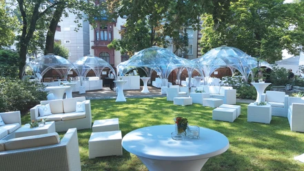 WISAG Event Service GmbH & Co. KG - Outdoor Weiße Loungemöbel auf einer grünen Wiese.