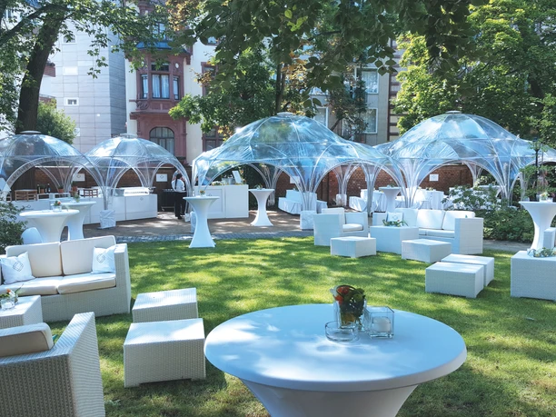 WISAG Event Service GmbH & Co. KG - Outdoor Weiße Loungemöbel auf einer grünen Wiese.