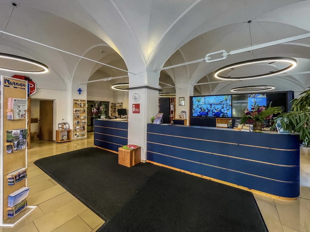 TI 1@Moritz Clormann.JPG Innenansicht der Tourist Information Murnau