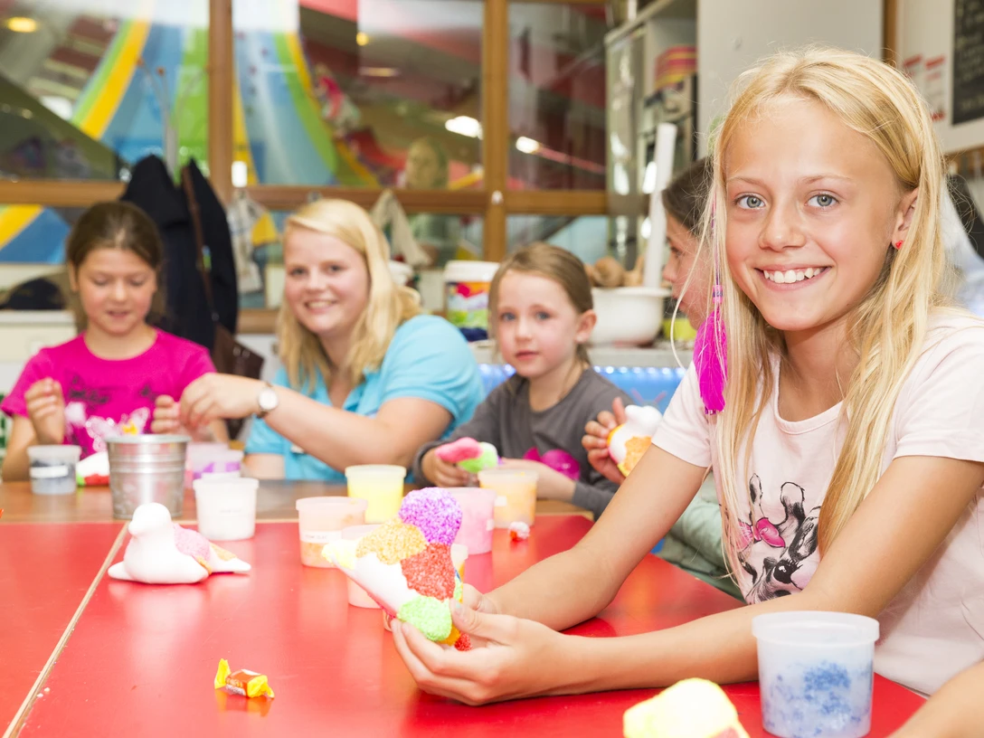 ANIMAX Gruppe beim Basteln (2).jpg