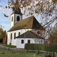 Katholische Kirche in Tietelsen Die Katholische Kirche in Tietelsen, umgeben von Bäumen und Hecken.