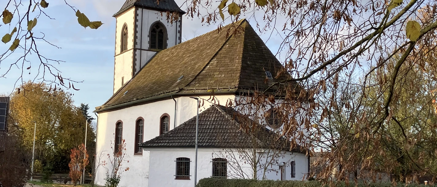 Katholische Kirche in Tietelsen Die Katholische Kirche in Tietelsen, umgeben von Bäumen und Hecken.