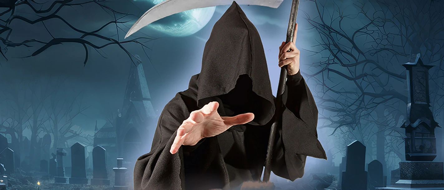 tod-best-of-13-website.jpg schwarz gekleidete Person ohne Gesicht mit Sense bei Nacht auf Friedhof