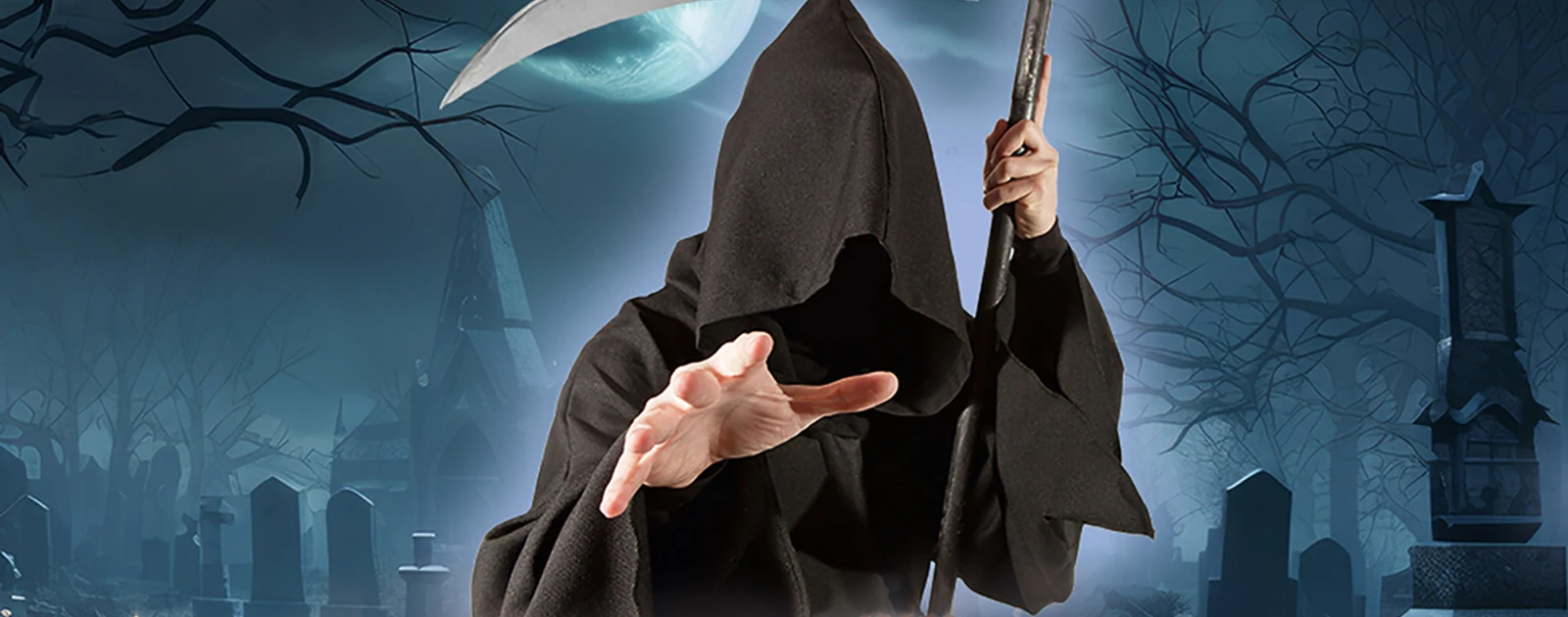 tod-best-of-13-website.jpg schwarz gekleidete Person ohne Gesicht mit Sense bei Nacht auf Friedhof