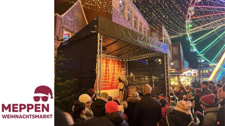 Kinderbühne Weihnachtsmarkt Meppen.png Bühne mit Zauberer auf dem Weihnachtsmarkt Meppen, umgeben von Kindern und Lichterglanz