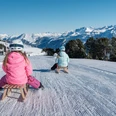 niederhorn-winter-schnee-gaeste-schlitteln-talwaerts.jpg