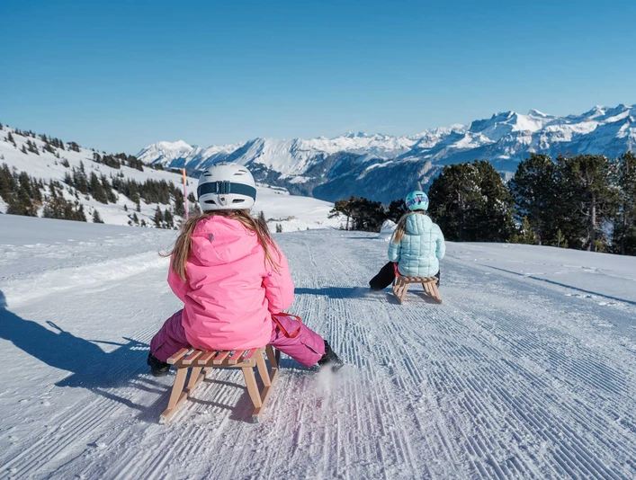 niederhorn-winter-schnee-gaeste-schlitteln-talwaerts.jpg