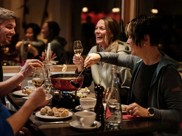 niederhorn-schlittelplausch-fondue-gaeste-bergrestaurant.jpg