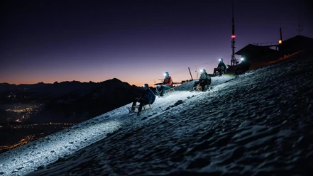 niederhorn-sternenschlitteln-gruppe-stirnlampen-talfahrt.jpg