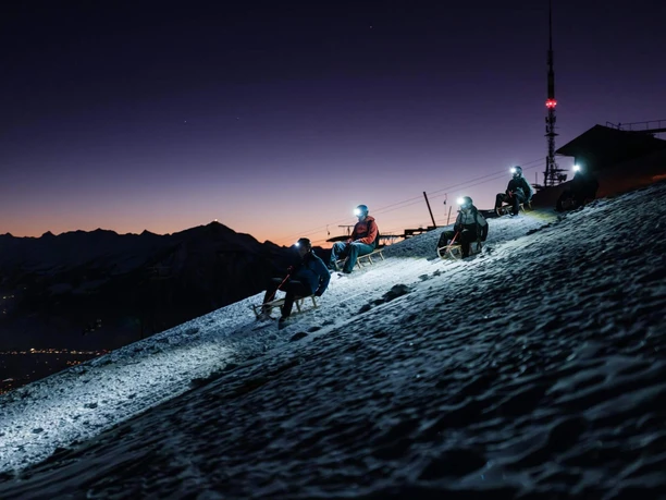 niederhorn-sternenschlitteln-gruppe-stirnlampen-talfahrt.jpg