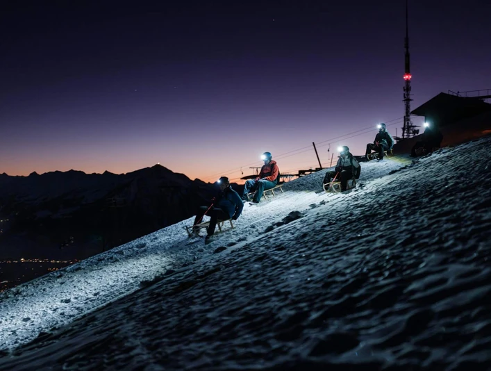 niederhorn-sternenschlitteln-gruppe-stirnlampen-talfahrt.jpg