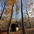 Märchenhütte am Fernsehturm Herbstimpressionen Herbstlicher Laubwald bei Einbeck mit hölzerner Schutzhütte und Fernmeldeturm im Sonnenlicht