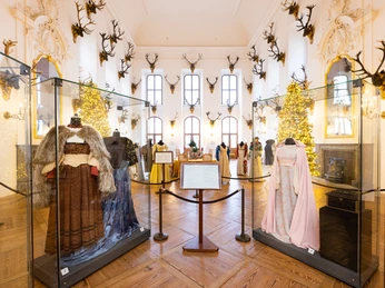 Schloss_Moritzburg_2022_Daniel Bahrmann (1).jpg Kostüm-Ausstellung im festlichen Saal mit hohen Fenstern und dekorativen Geweihen.Costume exhibition in the festive hall with high windows and decorative antlers.Výstava kostýmů ve slavnostním sále s vysokými okny a ozdobnými parohy.Wystawa kostiumów w świątecznej sali z wysokimi oknami i ozdobnymi porożami.Kostuumtentoonstelling in de feestzaal met hoge ramen en decoratief gewei.Mostra di costumi nel salone delle feste con alte finestre e corna decorative.