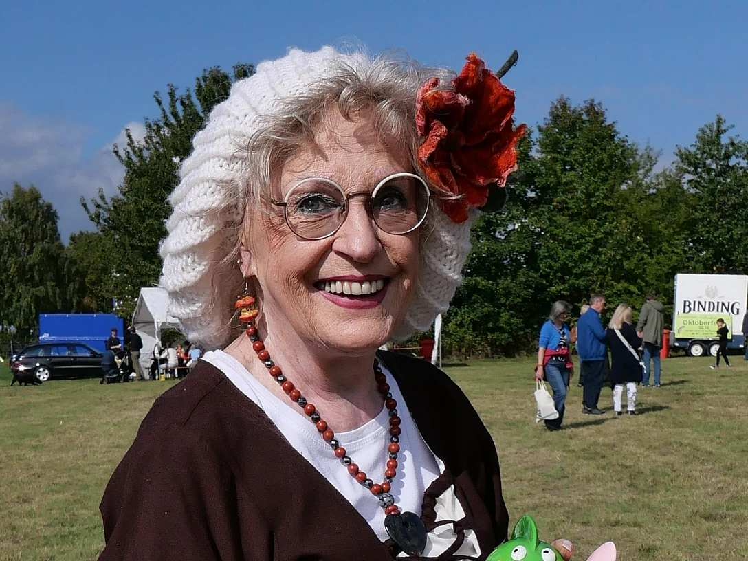 Schneekönigin Eine Frau in einem Kostüm einer mittelalterlichen Dame.