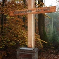 Wingst_Gipfelkreuz_Silberberg Gipfelkreuz aus Holz mit Gipfelbuch am Silberberg in der Wingst, umgeben von buntem Herbstwald.