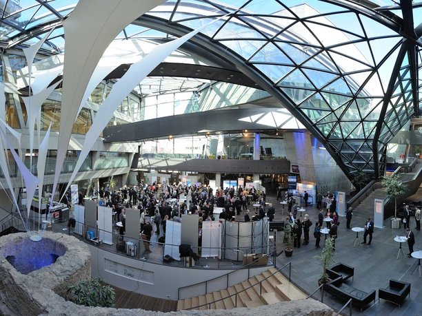 darmstadtium - Foyer Belebtes Foyer unter großem Glasdach.
