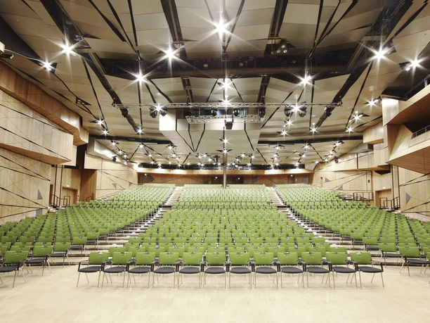 darmstadtium - Kongresssaal Kongresssaal mit grünen Stuhlreihen.