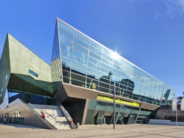 darmstadtium - Glasfassade Modernes Kongresszentrum mit markanter Glasfassade.