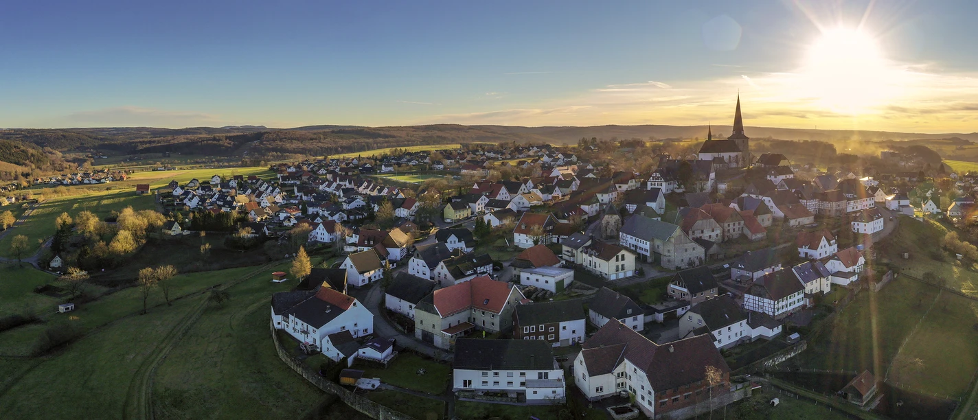 Blick auf das Bergdorf Kallenhardt Foto Eickhoff Patriot.jpg