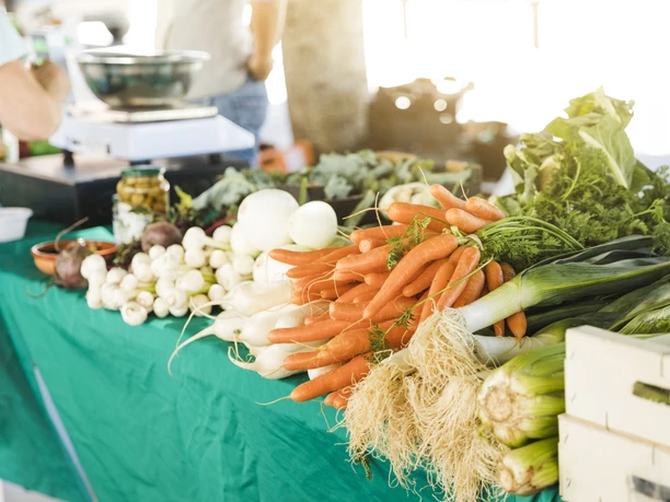 Bad Driburg_Wochenmarkt_freepik.jpg Marktstand mit verschiedenem Wurzelgemüse