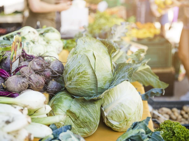 Bad Driburg_Wochenmarkt 2_freepik.jpg Marktstand mit verschiedenen Kohlsorten