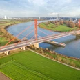 bruecke-niederrhein-sommer.jpg Luftaufnahme der Rheinbrücke Neuenkamp in Duisburg über den Fluss und umliegende Felder.