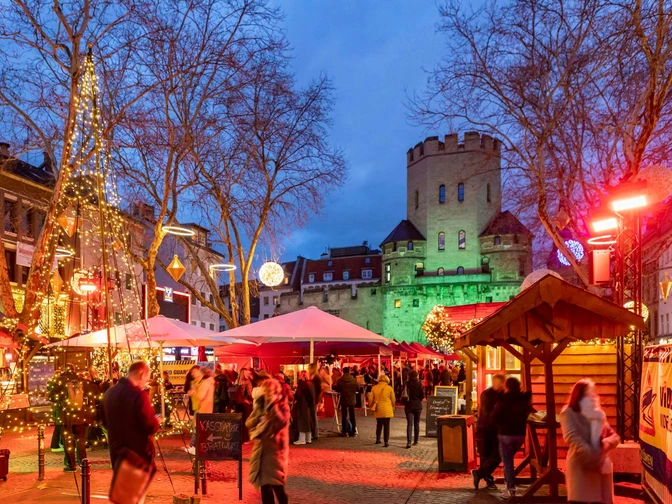 Weihnachtsmarkt auf dem Chlodwigplatz Weihnachtsmarkt auf dem Chlodwigplatz in Köln bei Abenddämmerung, mit Ständen, Lichtern und besuchenden Menschen.Christmas market on Chlodwigplatz in Cologne at dusk, with stalls, lights and people visiting.