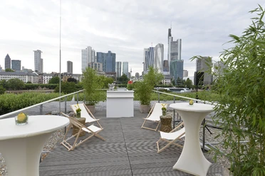 Museum für Kommunikation Frankfurt - Dachterrasse Dachterrasse mit Stehtischen und Skyline-Blick.