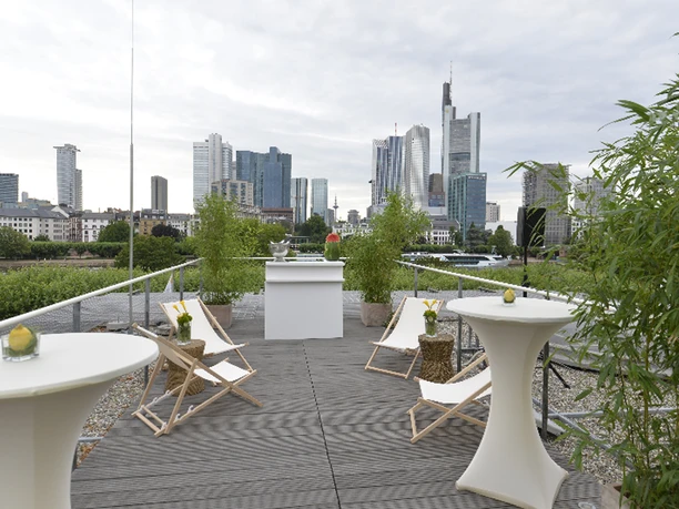 Museum für Kommunikation Frankfurt - Dachterrasse Dachterrasse mit Stehtischen und Skyline-Blick.