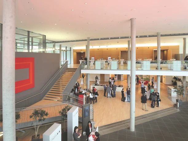 Congress Park Hanau - Entrance foyer Spacious foyer over two levels with staircase.