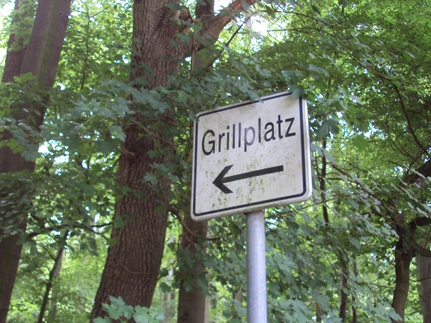 Hinweisschild Grillplatz am Wanderparkplatz Lichtenberg