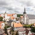 Stadtkirche St. Egidien - Kirchen in der Region Leipzig Blick auf die Altstadt von Colditz mit der Stadtkirche und dem markanten Schloss Colditz im Hintergrund.
