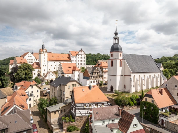Stadtkirche St. Egidien - Kirchen in der Region Leipzig Blick auf die Altstadt von Colditz mit der Stadtkirche und dem markanten Schloss Colditz im Hintergrund.