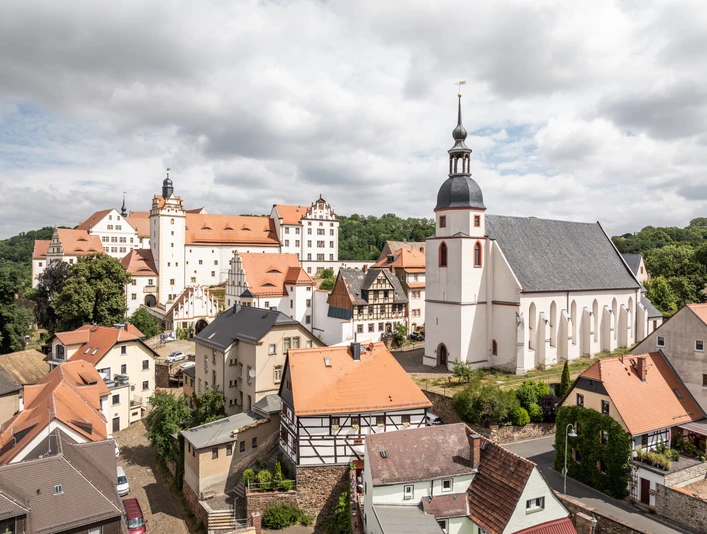 Stadtkirche St. Egidien - Kirchen in der Region Leipzig Blick auf die Altstadt von Colditz mit der Stadtkirche und dem markanten Schloss Colditz im Hintergrund.