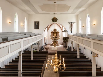 Stadtkirche St. Egidien - Kirchen in der Region Leipzig Innenansicht der St.-Egidien-Kirche in Colditz mit Kirchenbänken und dekorativem Kronleuchter.