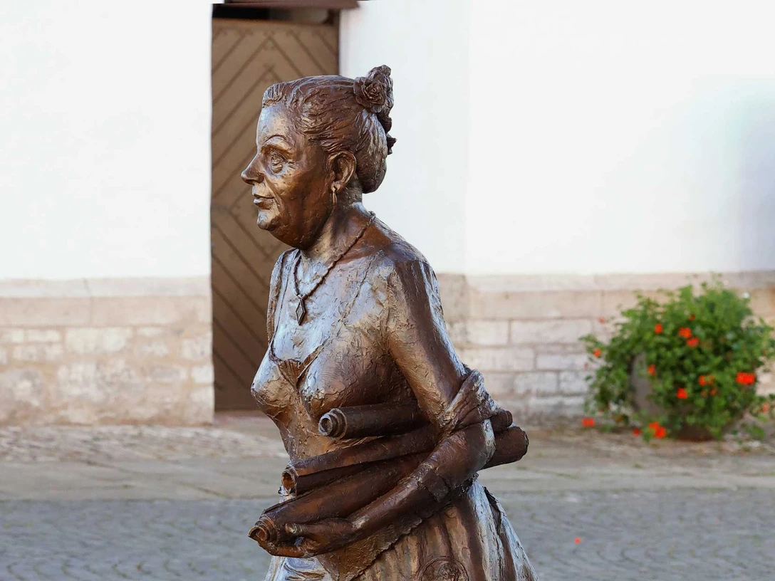 Elisabeth_Ernestine_Antonie_Bronzeskulptur3_Sommer©-Stadt-Bad-Gandersheim-Hötzel.jpg