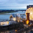 Cologne Harbor Christmas Market at the Chocolate Museum Blick auf den hell erleuchteten Weihnachtsmarkt am Schokoladenmuseum Köln, mit dem Rhein im Hintergrund.View of the brightly lit Christmas market at the Cologne Chocolate Museum, with the Rhine in the background.